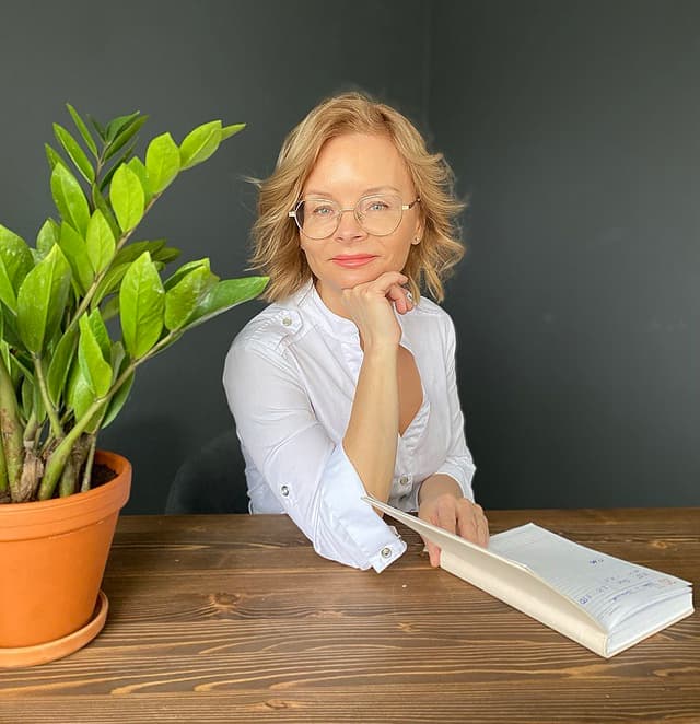 Dr.ElenaKirk